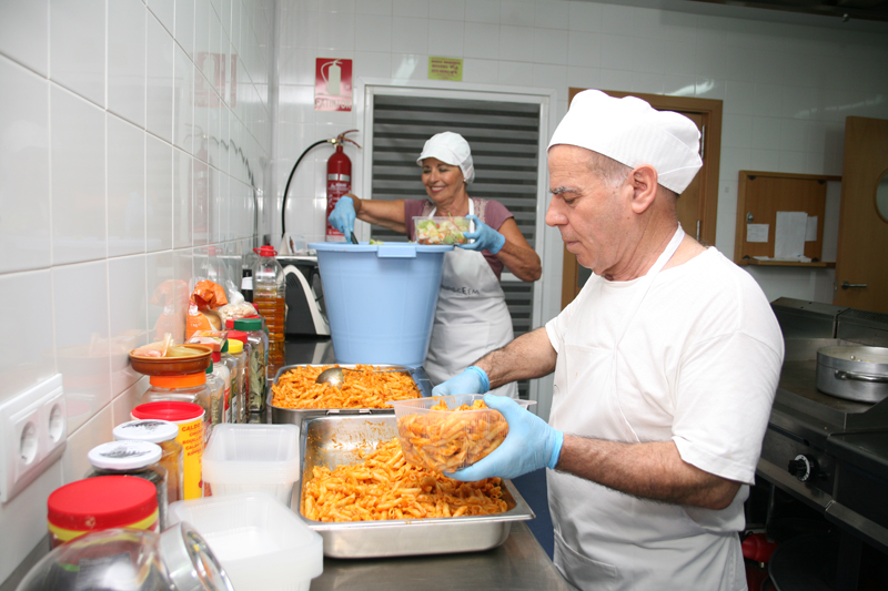 Cocina Solidaria cumple tres meses ayudando a los vecinos más necesitados