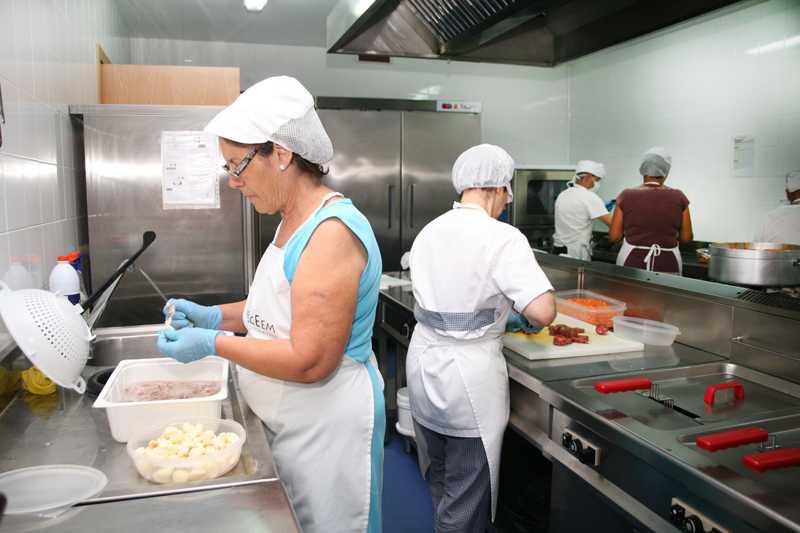 Cocina Solidaria cumple tres meses ayudando a los vecinos más necesitados