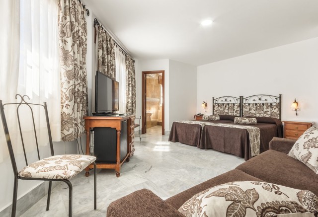 habitacion-triple-Hotel-la-parrita-1