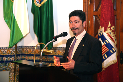 El Ayuntamiento entregó el premio del III Certamen `Ángel García López´ al escritor Pedro Antonio González
