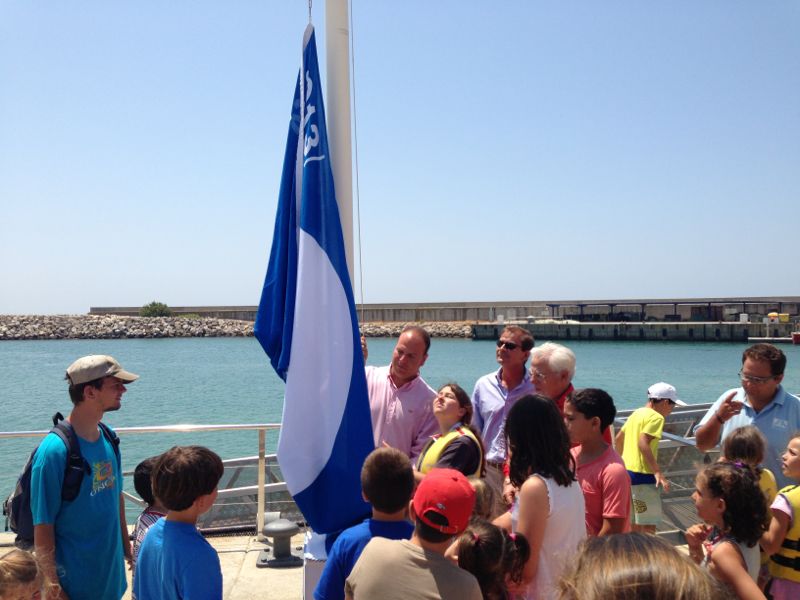 Izada la Bandera Azul del Puerto de Rota 