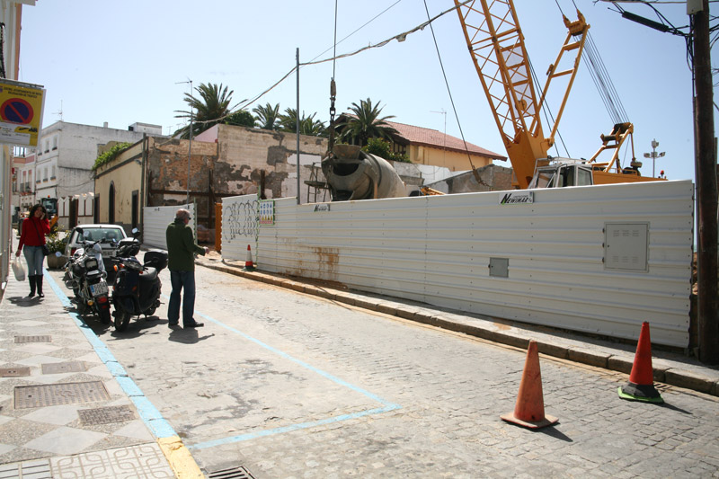 La calle Higuereta, cortada al tráfico como medida de prevención