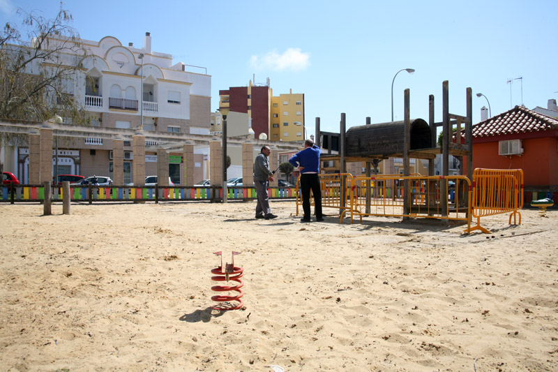 Comienza la reparación del parque infantil del Bulevar Bahía de Cádiz 