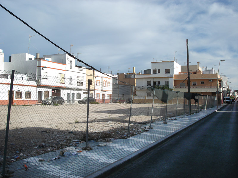La Junta de Andalucía paraliza la apertura del aparcamiento del solar de los maestros
